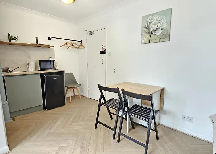 Newly Renovated Studios & Ensuite Rooms! - Camberwell